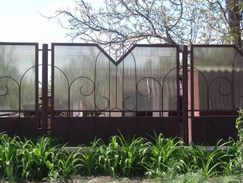 Забор из поликарбоната на металлическом каркасе цена